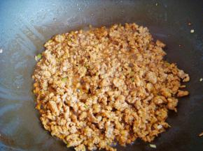 锅里倒入橄榄油，倒入肉末翻炒均匀。