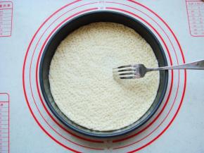 大面团擀片状放入披萨盘里，用小叉子扎满小孔。