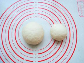 发酵好的面团分成大小两个剂子排气揉圆。