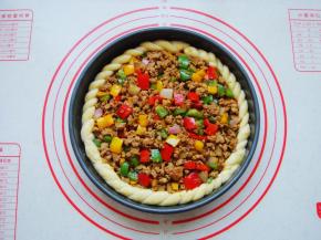 花边刷上蛋黄。