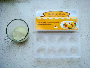 抹茶粉入杯中称好，水晶果冻模备用。