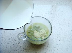 迅速倒入杯中。