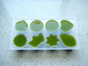 稍微晾凉入冰箱冷藏至凝固。