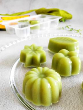 凝固后脱模入盘中即可。