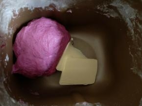 加入黄油继续揉15分钟。