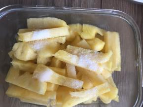 将菠萝切成5厘米长2厘米宽的长条，装入容器内加入盐和水浸泡2小时