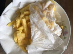 将腌制好的菠萝，洗净后用厨房纸巾吸干水分