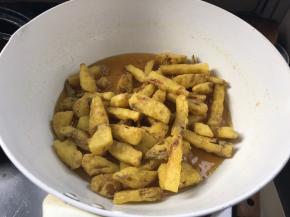 倒入炸好的菠萝，翻拌均匀，使每根菠萝条都均匀的裹满糖浆（这样容易裹好吃点饼干碎）