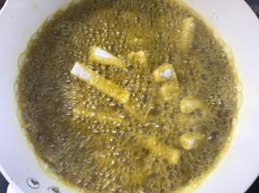 放入7成热的油锅中炸至金黄色