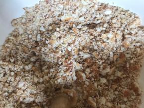 将好吃点饼干碾碎成颗粒状