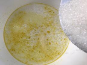 倒出锅中的油，加入清水和糖