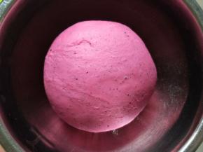 面团滚圆盖保鲜膜放入温暖处发酵。