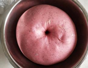 发酵至两倍大，手指沾面粉戳个洞不回缩不塌陷即可。