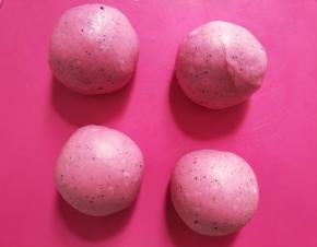 面团排气后滚圆分成四份。