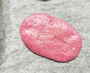 擀开呈椭圆形，入烤箱发酵，发酵至两倍大。。