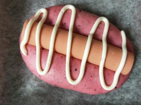 边缘挤上沙拉酱。入预热好的烤箱180度中层烤15分钟即可。