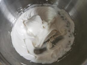 将酸奶糊与剩余的蛋白霜翻拌均匀。速度要轻、快。