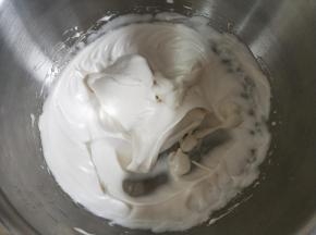 将酸奶糊与剩余的蛋白霜翻拌均匀。速度要轻、快。