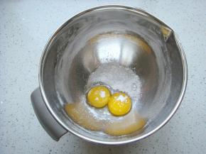 盆里要干净无水无油，小心分离蛋白和蛋黄，30克的白砂糖分出5克加入蛋黄里，加入盐。