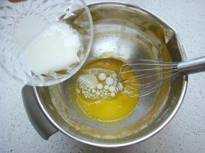 搅拌均匀后倒入玉米油和纯牛奶。