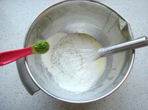 继续搅拌均匀筛入面粉加入抹茶粉。