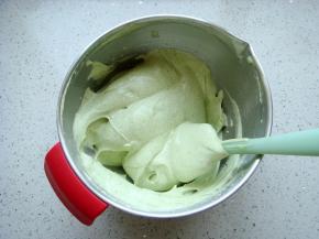 继续翻拌均匀。