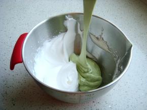 把打好的蛋白分一半倒入蛋黄糊糊里，呈“J”字形翻拌，不可划圈避免消泡。翻拌均匀后倒入剩下的蛋白中。