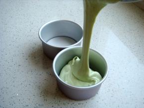 把翻拌好的糊糊倒入模具中。