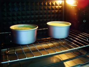 烤箱提前预热：放入中下层，上140度，下135度，烤45分钟。最后10分钟上155度，下150度上色。出炉后镇出热气倒扣，待晾凉后即可脱模。