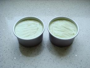 在台面上镇几下，镇出大气泡，用竹签左右“Z”字形划掉小泡泡。