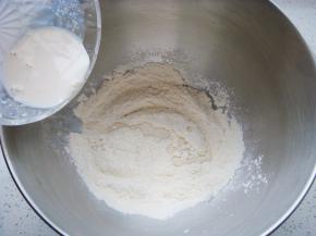 酵母粉用少许牛奶（分量内）搅拌融化后倒入面粉中。