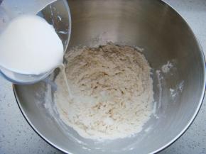 加入盐，倒入剩余的牛奶。