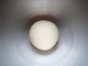 和成光滑的面团盖上保鲜膜放在温暖处开始发酵。