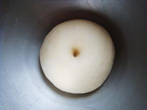 面团发酵至两倍大，用手指沾少许面粉扎空，不回缩就发酵好了。