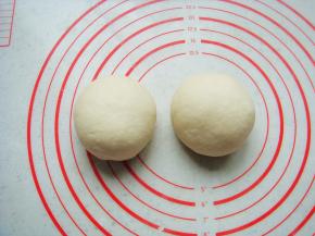 把面团平均分成两个小剂子揉圆。