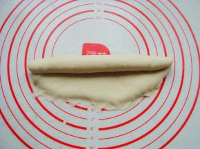 从上向下卷起来。