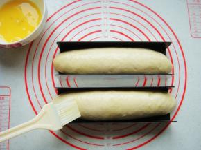 发酵好的面胚表面用小刷子刷上一层全蛋液。