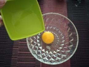 鸡蛋液中加入清水。