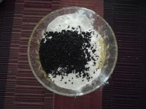 加入黑芝麻。【芝麻就行，黑白随意】