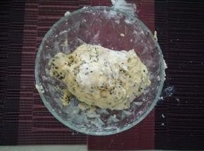 拌匀，成一个面团。