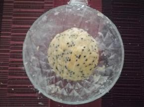 封上保鲜膜，静置半个小时。