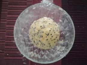 封上保鲜膜，静置半个小时。