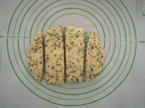 把面团擀干，用刮刀分成几个面团。