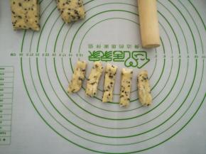 取出一个面团，擀平，分成10g的小面团。