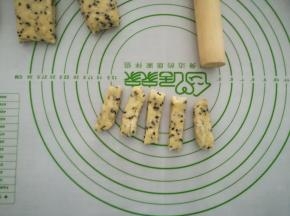 取出一个面团，擀平，分成10g的小面团。