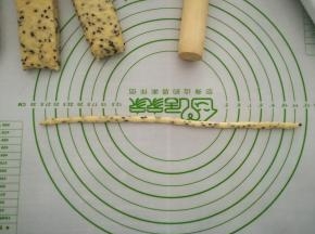 把面团搓成长条。