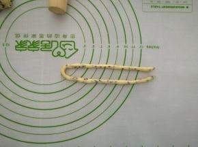 对折，然后左手拿着对折的地方，右手顺一个方向搓。