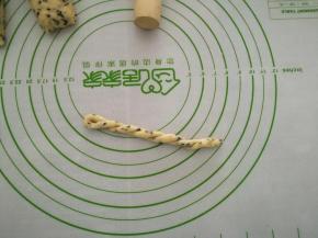 然后再对折，把尾端塞进左手这边的圈中。