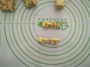 这就是整理好的麻花胚。