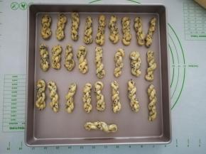 放入预热好的烤箱。上下火170℃，40分钟。